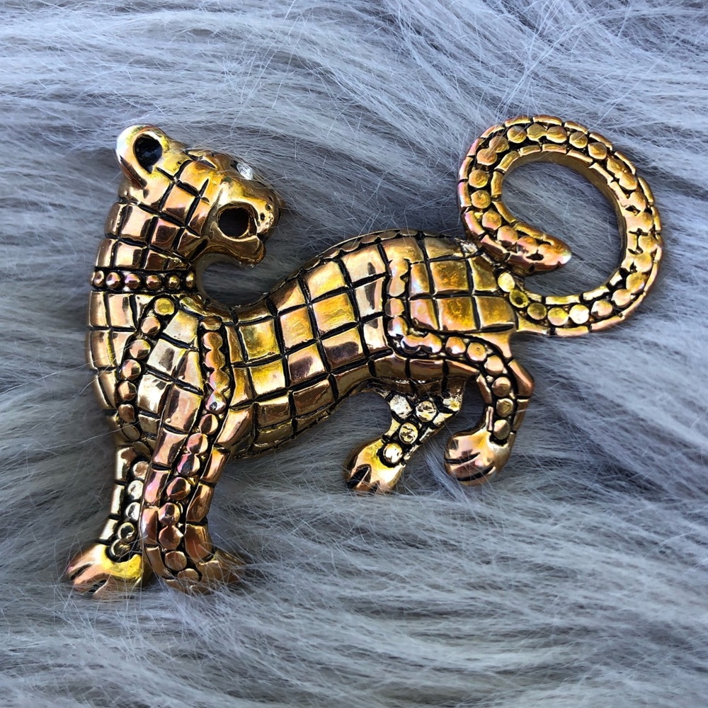 Leopard gold tone brooch